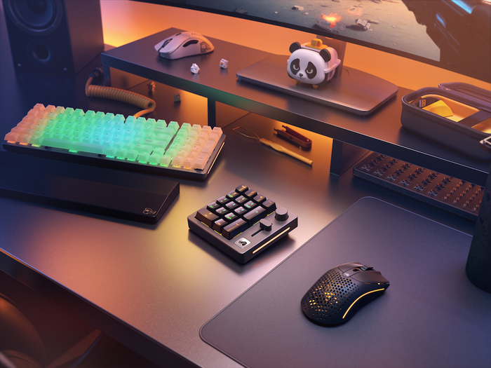 GMMK Numpad with a Gaming Setup for PC (GMMK PRO Keyboard with polychroma keycap and a Model O Wireless)